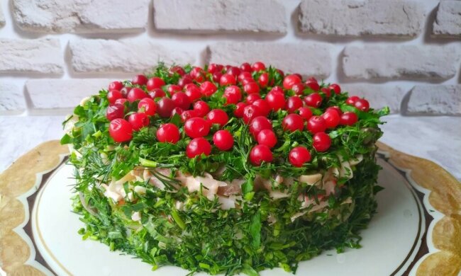 Рецепт салата "Сосновый бор" с грибами и крабовыми палочками к новогоднему столу: об оливье даже вспоминать не захочется