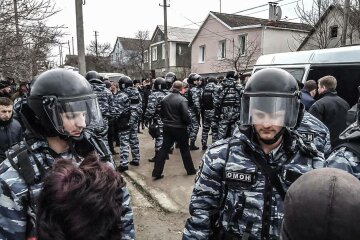 У Криму окупанти змусили дітей взяти автомати до рук: "Вже добралися", цинічні кадри