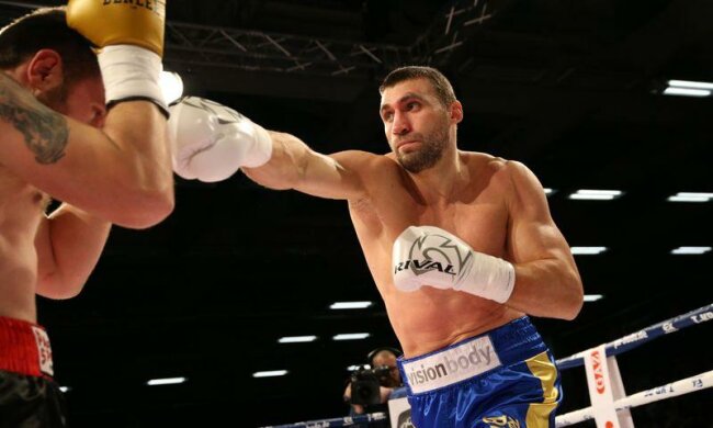 Віктор Вихрист успішно дебютував в профі-боксі, facebook.com/ECBOXING