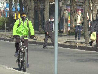 велосипедист, скриншот из видео