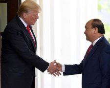 Рукостискання Трампа знову стало темою глузувань