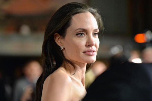 Краситься все могут: Джоли учит дочерей носить мужскую одежду 