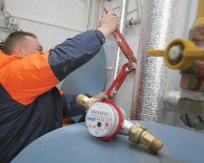 Майстер перевіряє лічильник води