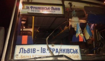 Подвійне ДТП на Прикарпатті: лісовоз протаранив рейсовий автобус (фото)
