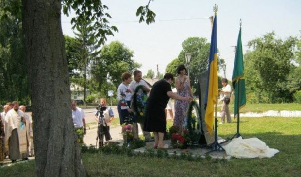  На Ровенщине установили памятник погибшему воину АТО (видео)