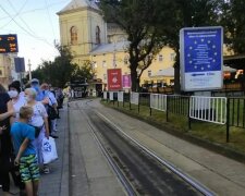 Львовяне чахнут в очередях на трамваи, нервы на пределе: "Стоим часами!"