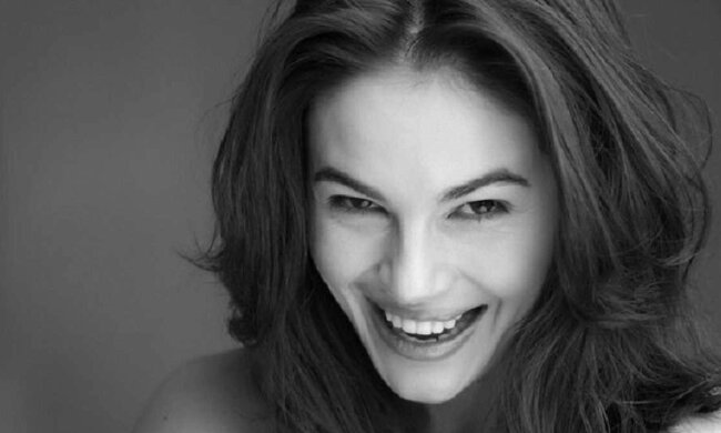 Жена Коноплянки опрокинула бокальчик в Барселоне, пока муж забивал за "Шахтер": эффектное видео