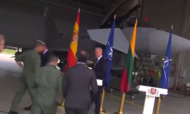 Российсикй самолет сорвал брифинг лидеров Литвы и Испании, кадр из видео: YouTube