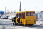 Вони ризикують ВАШИМ ЖИТТЯМ: київська маршрутка на ходу втратила колеса