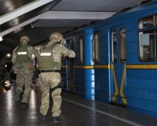 У вагоні метро затримали озброєного невдаху