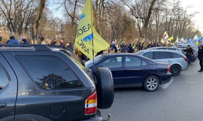 "Автоєвросила" достукалася до Кабміну: "євробляхерів" не штрафуватимуть до моменту...