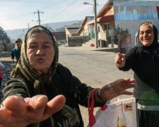 Затарилась по полной: цыганка запихнула в трусы полмагазина