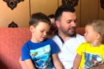 Григорій Решетник з дітьми, скріншот з відео
