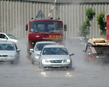 Кипяток залил дорогу на столичных Выдубичах