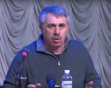 Комаровський в Нових Санжарах заліз в сумку до жінки і знайшов дещо цінне