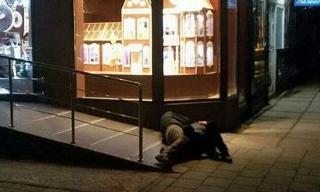 Фото дня: "уставшие" львовяне спят под "Roshen"