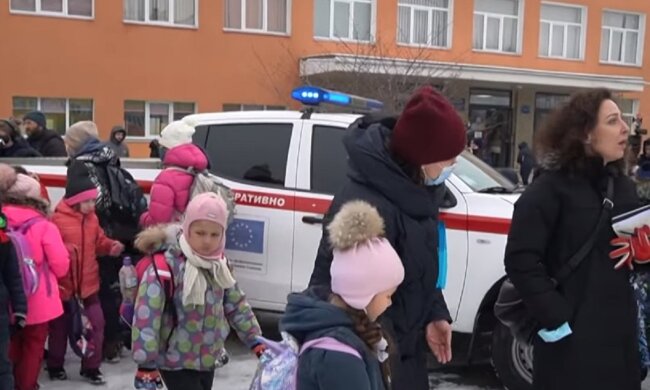 Специалисты Красного Креста дали пошаговую инструкцию, как не потерять ребенка при эвакуации - лучше обговорить заранее