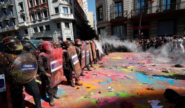 40 тысяч сепаратистов протестуют в Барселоне: в ход идут камни, ранены 62 человека