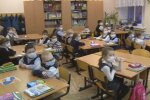 Школьники в масках, скриншот видео