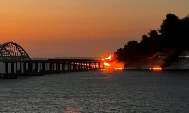 Пылает Крымский мост