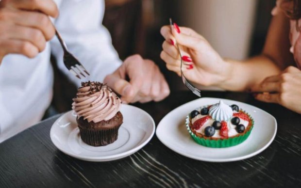 Знайте самі і розкажіть знайомим: як солодка їжа впливає на ваш організм