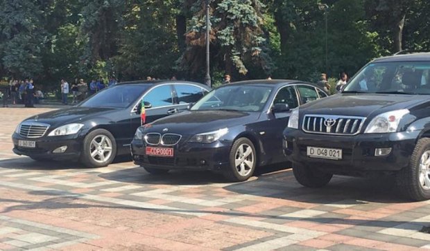 Депутати паркують свої іномарки на місці загибелі нацгвардійців (фото)
