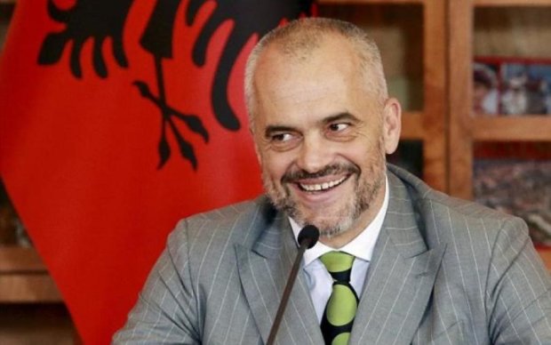 Албанський прем'єр розтоптав правила етикету