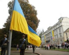 Маленьких львів'ян змусять гасати біля школи з прапором