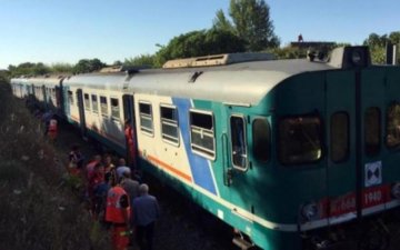 Ужасное ЧП в Италии: пассажирские поезда столкнулись лоб в лоб
