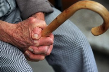 Мужчина вот уже 10 лет сидит у дороги и никуда не уходит, его история разорвет вашу душу на части: "она скоро вернется…"