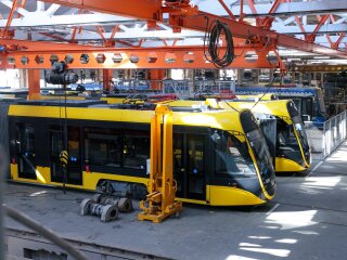 Поврежденные трамваи PESA в депо имени Шевченко после ракетного удара