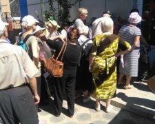 Битва при банкомате: как пенсионеры из "ЛНР" за деньгами мчались