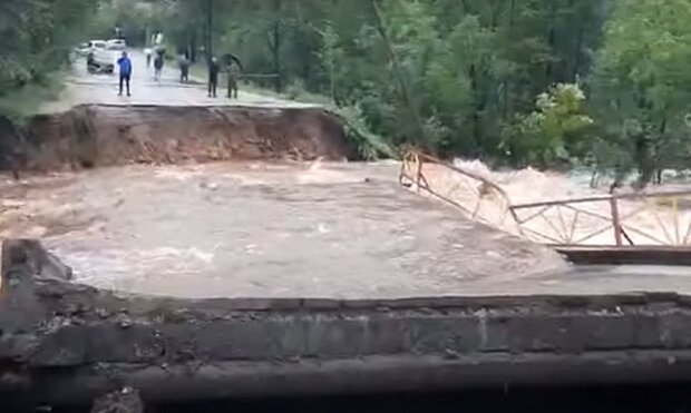 Разрушенный мост в Тынде, скриншот из видео