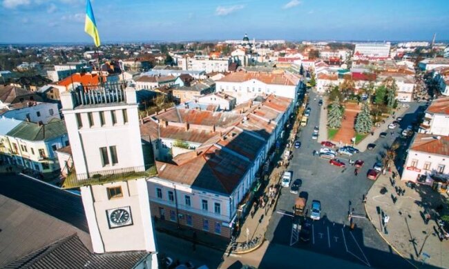 Вище за хмари: на Франківщині молодят і туристів заженуть на горище ратуші