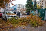 У центрі Києва гігантський будівельний кран втратив рівновагу і впав на людей: перші кадри