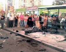 Автівка збила двох пішоходів на тротуарі в Києві