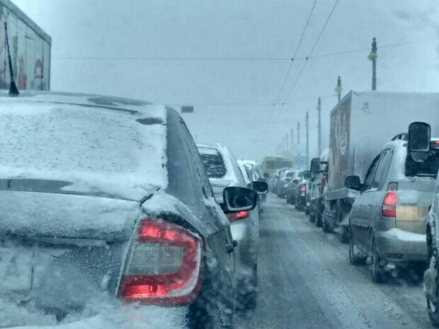 Харьков парализовал снежный Апокалипсис: каша на дорогах, пробки и эпидемия ДТП