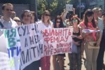 Активісти облили "суддю" шоколадом на Банковій (фото, відео)