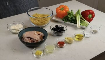 Салат из макарон с курицей и перцем: фото скрин Ютуб