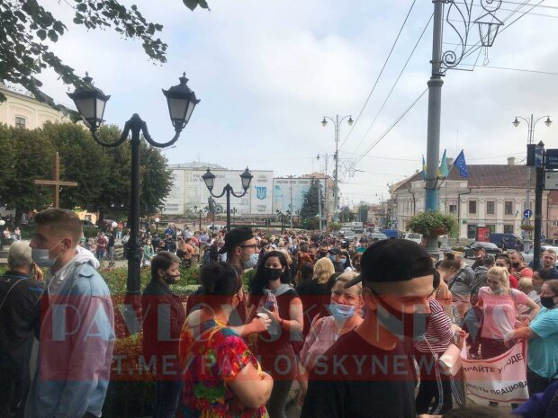 У Чернівцях проходить мітинг проти "червоних" карантинних обмежень, фото PavlovskyNEWS