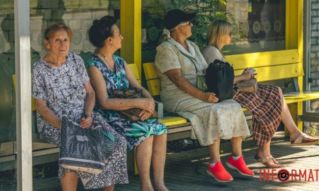 Трудовая книжка, пенсионное удостоверение и деньги