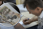 Доплати для пенсіонерів: гроші в руках літньої людини