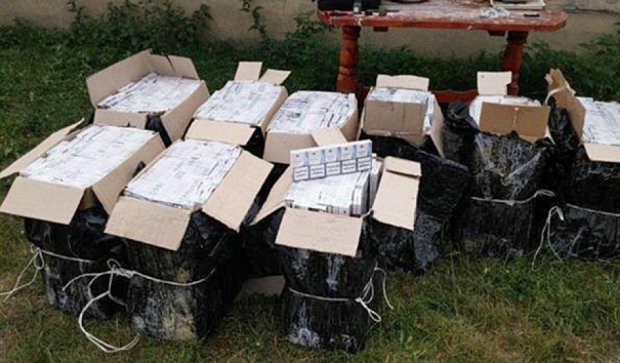 Украинское авто перевозило восемь тысяч пачек сигарет в Венгрию (фото)