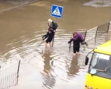 Львівські поліцейські винесли пасажирів із затопленого автобуса (відео)