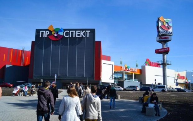 Біля київського ТРЦ відкрили вогонь: є загиблі