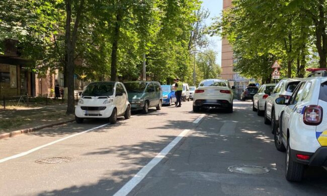 Паркування на велосипедній доріжці, фото: Нацполіція