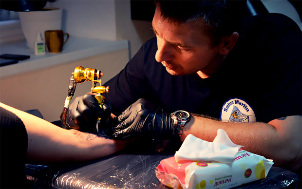 Зеленський задумливо чухає борідку: українці масово набивають татуювання зі слугою народу, фото