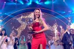 Леся Нікітюк з кубком "Танці з зірками", скріншот з відео