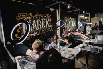 Тату-салон, кадр из видео