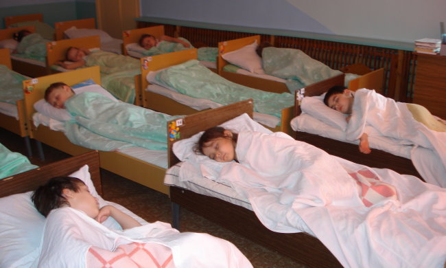 Воспитательница в садике гасила кредит детскими сережками и крестиками: содрала, когда дети спали